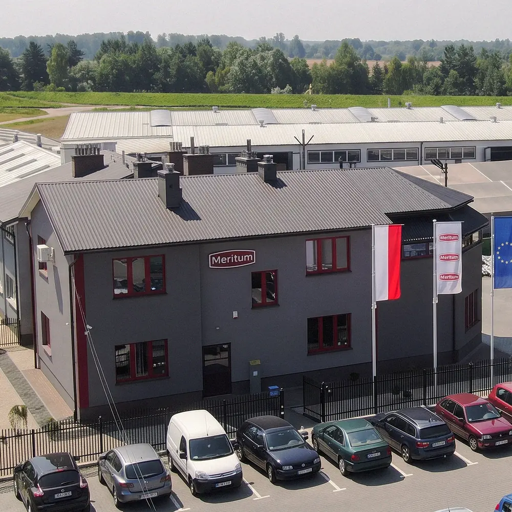 Biuro i hale produkcyjne Meritum24 w Ziempniowie, widok z drona od strony parkingu