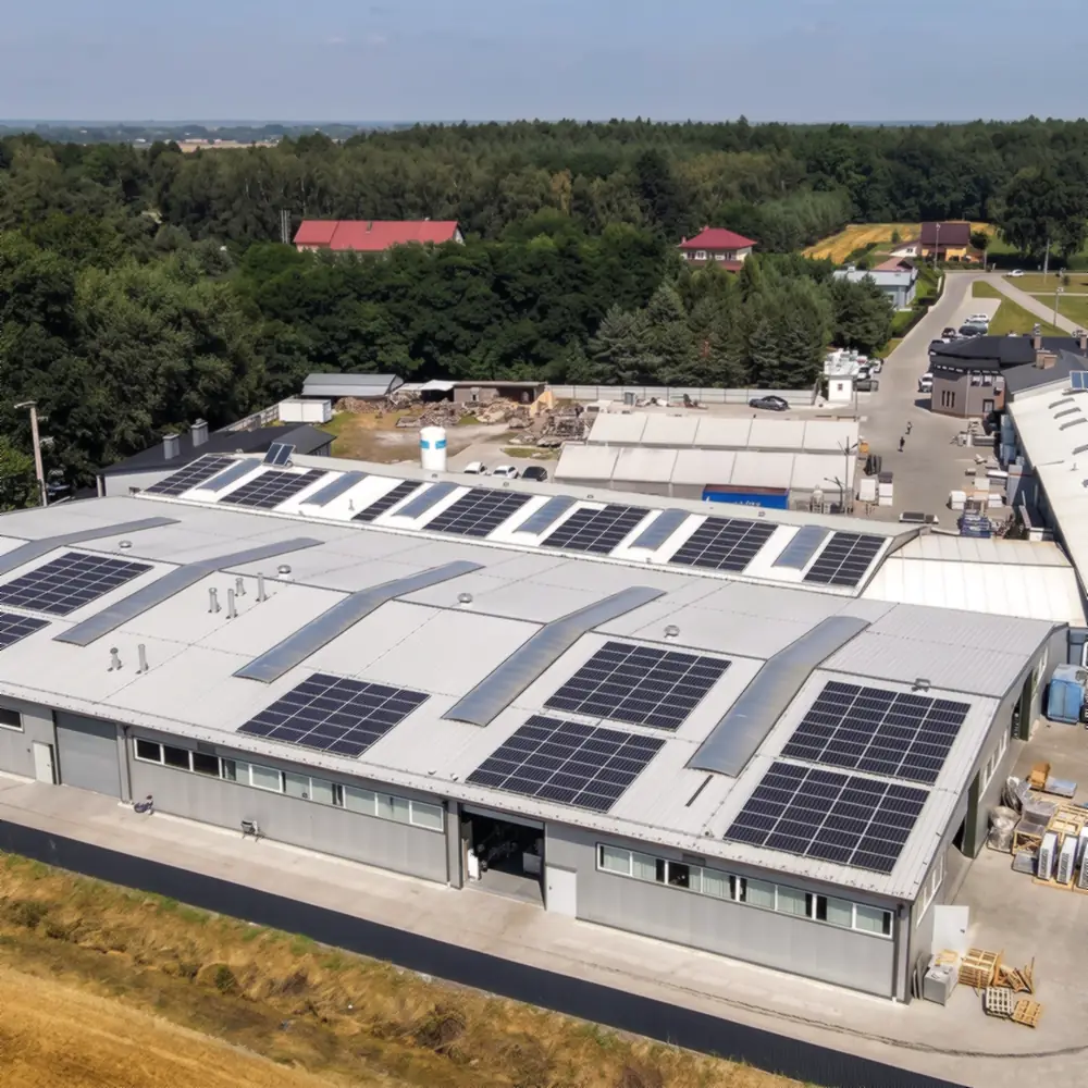 Hale produkcyjne Meritum24 w Ziempniowie z panelami fotowoltaicznymi na dachu, widok z drona