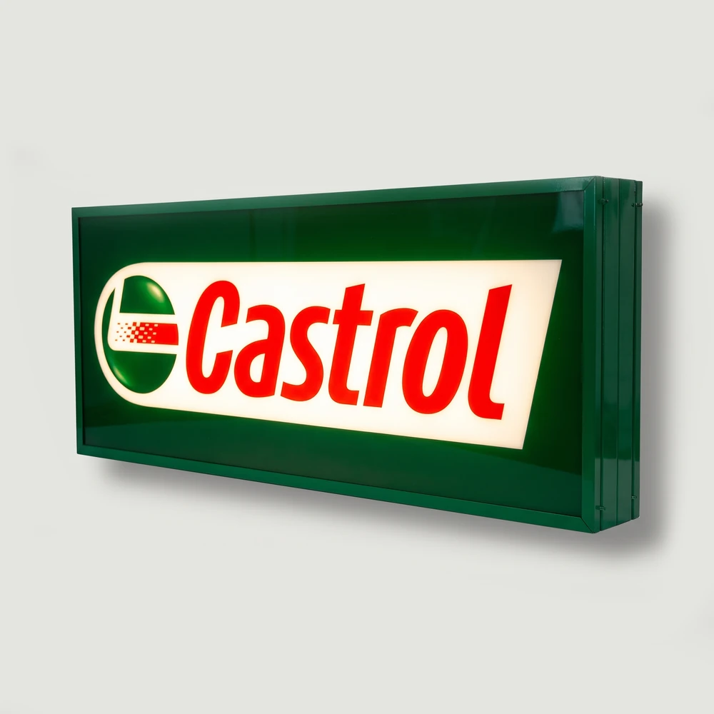 Kasetony reklamowe LED: podświetlany kaseton Castrol z zieloną obudową z blachy malowanej proszkowo